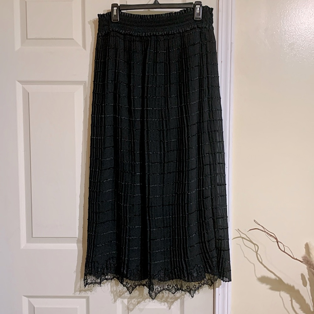 Black skirt. Pleated. Lace at the bottom of the front. Size M. - Picture 4 of 12